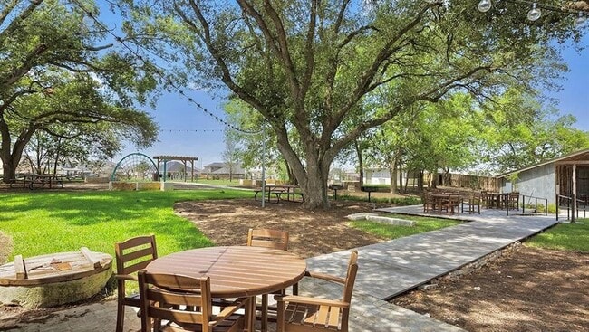 Building Photo - 1521 Maier Dr