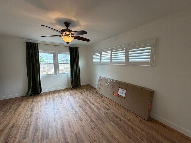 Building Photo - 6BD/3BA Close to Campus - Large Rooms! Great Yard!