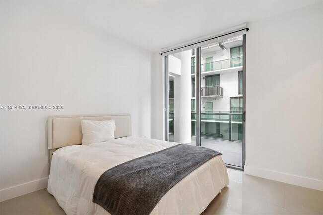 Building Photo - 6000 Collins Ave