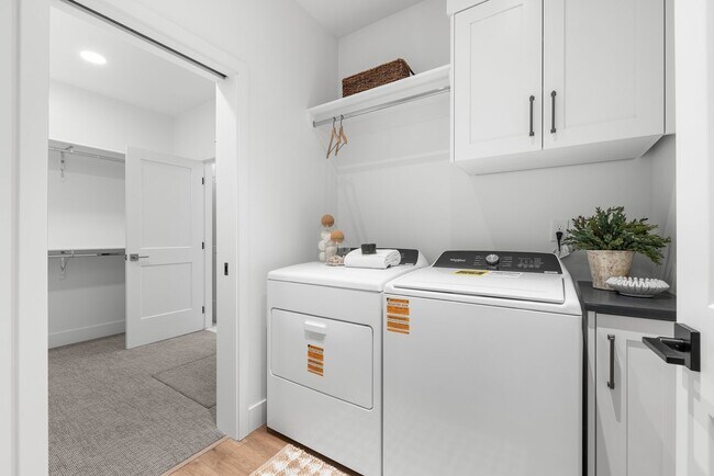 Building Photo - Brand New Luxury Duplex-Top of the line finishes & walking distance to The Village.