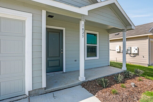 Building Photo - 1025 MacNab Dr