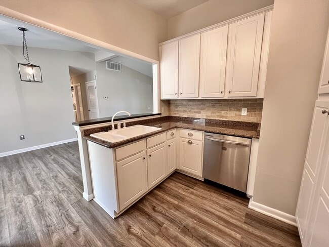 Building Photo - 3-Bedroom Home In Laurel Manor - Fenced Ba...