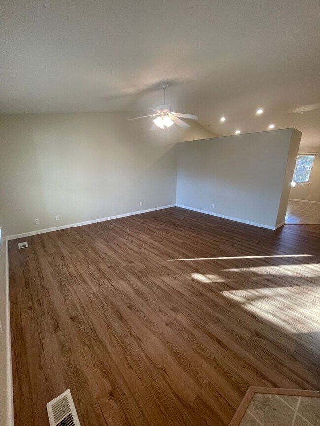 Building Photo - Convieniently located charming three bedroom duplex with modern updates!