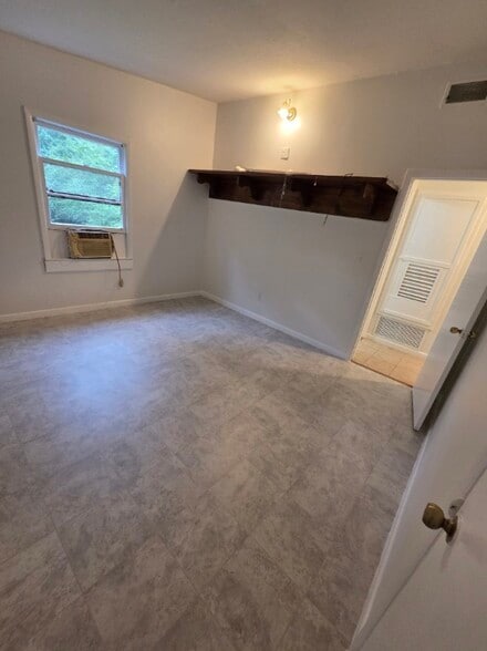 Building Photo - 2176 Lamore Dr