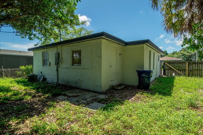 Building Photo - 1108 W 33rd St