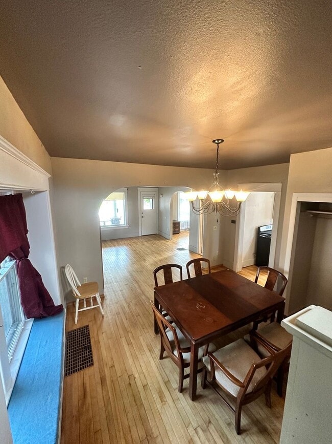 Building Photo - 4 Bed Room 2 Bath Big Yard