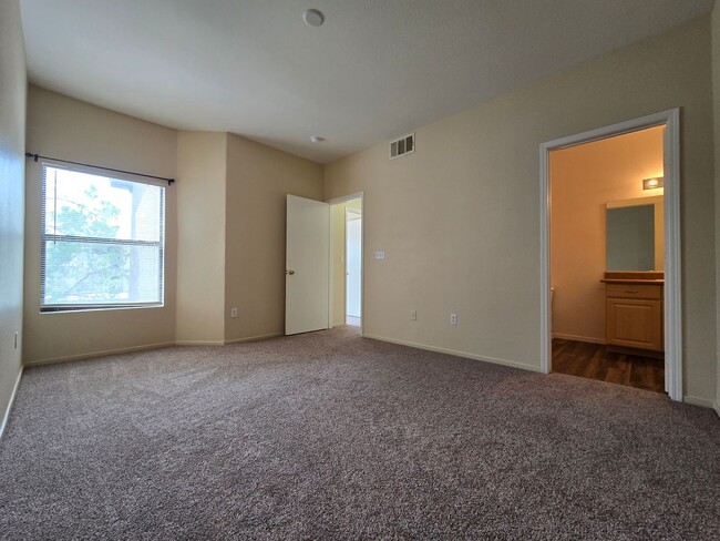 Building Photo - A Charming 3 Bedroom upstairs unit in NW L...