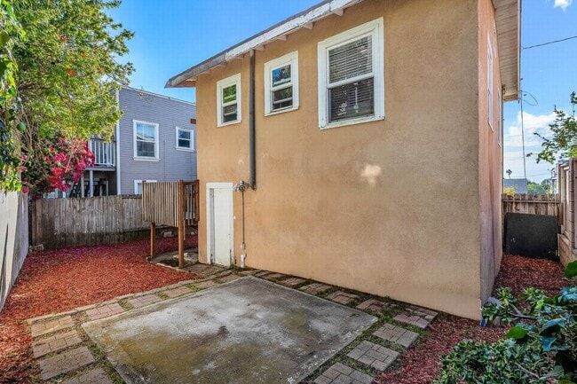 Building Photo - 204 S Guadalupe Ave