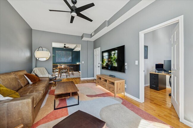 Building Photo - 3024 N Sawyer Ave