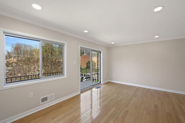 Building Photo - 10619 Weymouth St