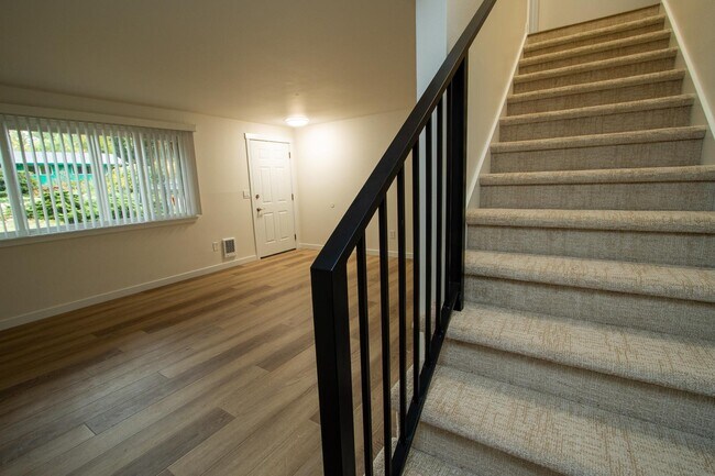 Building Photo - 403 43rd Ave SW