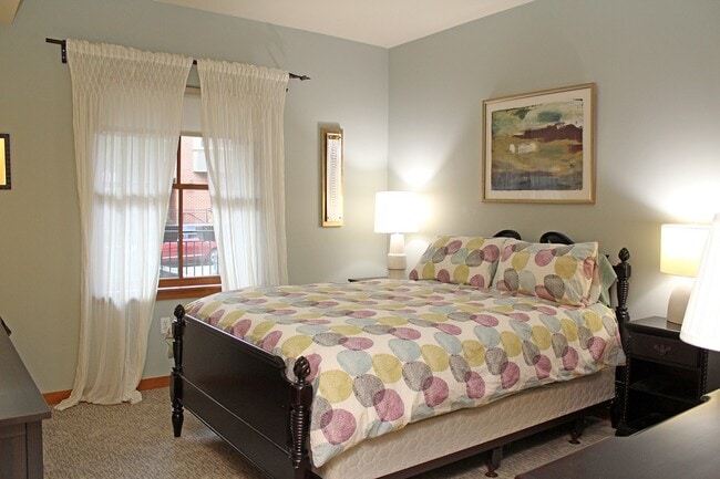 Building Photo - 2335 NW Raleigh St