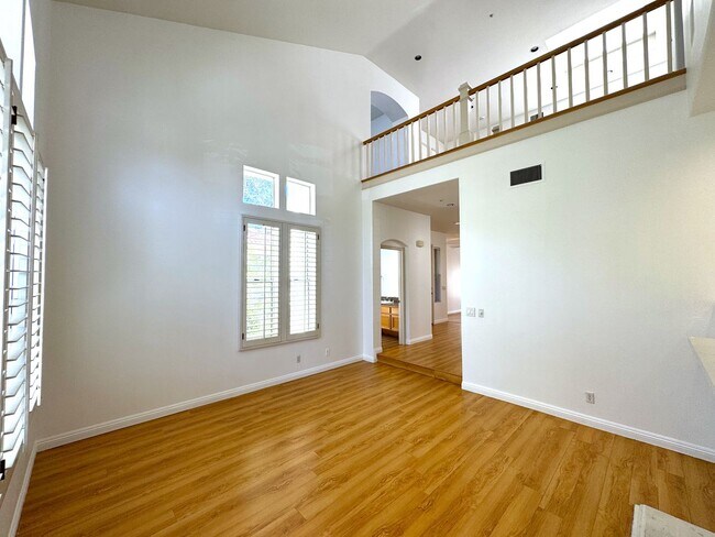 Building Photo - Beautiful 3Bd/2.5Ba Spacious Home in Tustin!