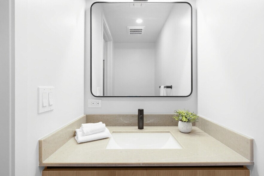 Building Photo - 501 NE 1st Ave