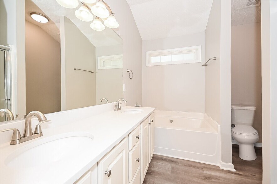 Building Photo - 332 White Oak Way
