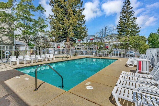 Building Photo - 2-Bedroom Condo in Prime Sunnyvale Location Near Tech Hubs