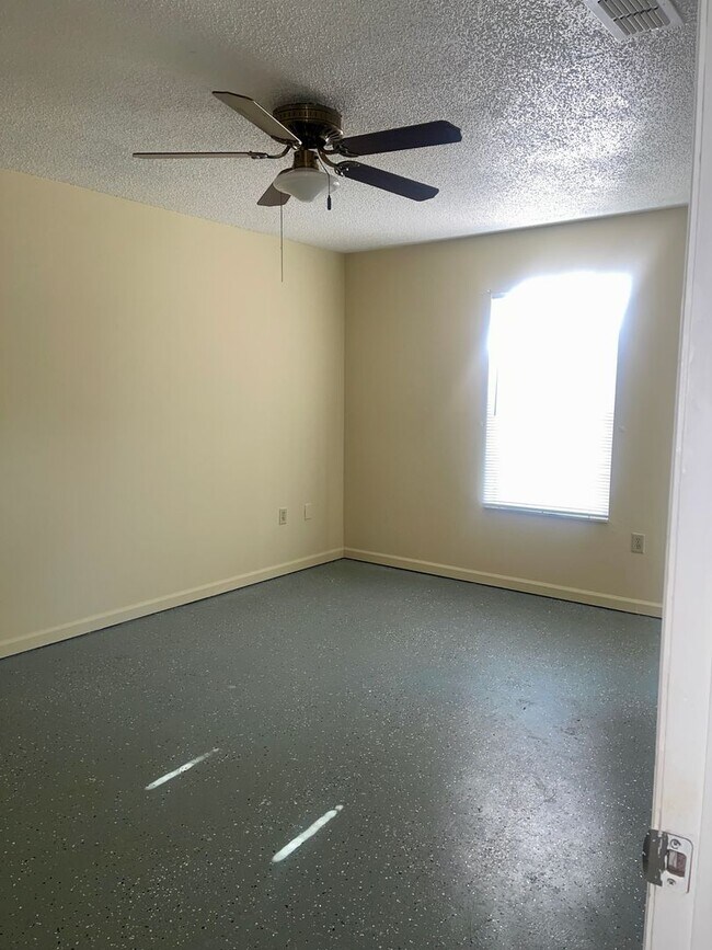 Building Photo - Discover Easy Florida Living in Holly Hill!