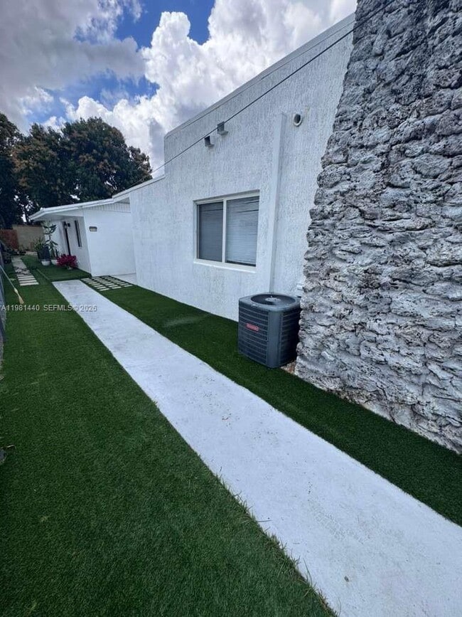 Building Photo - 2036 SW 57th Ct