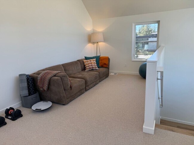 Building Photo - Gorgeous new home in Discovery West