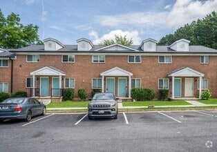 Building Photo - Gated Community Near Collier Park