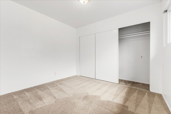 Building Photo - Four Bedroom in Oak Hill Oaks