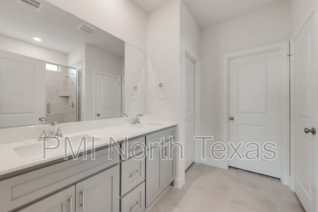 Building Photo - 3014 Isla Ter