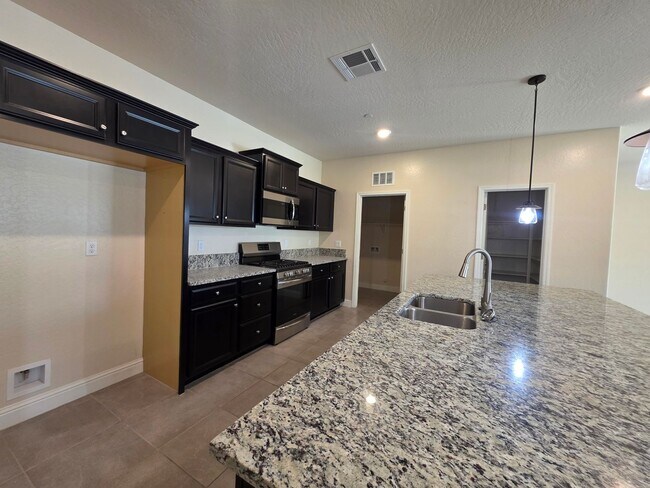 Building Photo - 3 bedroom 2 Bathroom available in desirabl...
