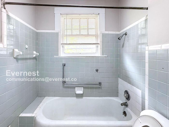 Building Photo - 525 53rd St Ens