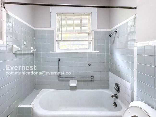Building Photo - 525 53rd St Ens