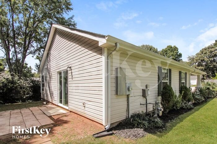 Building Photo - 136 Peterborough Dr