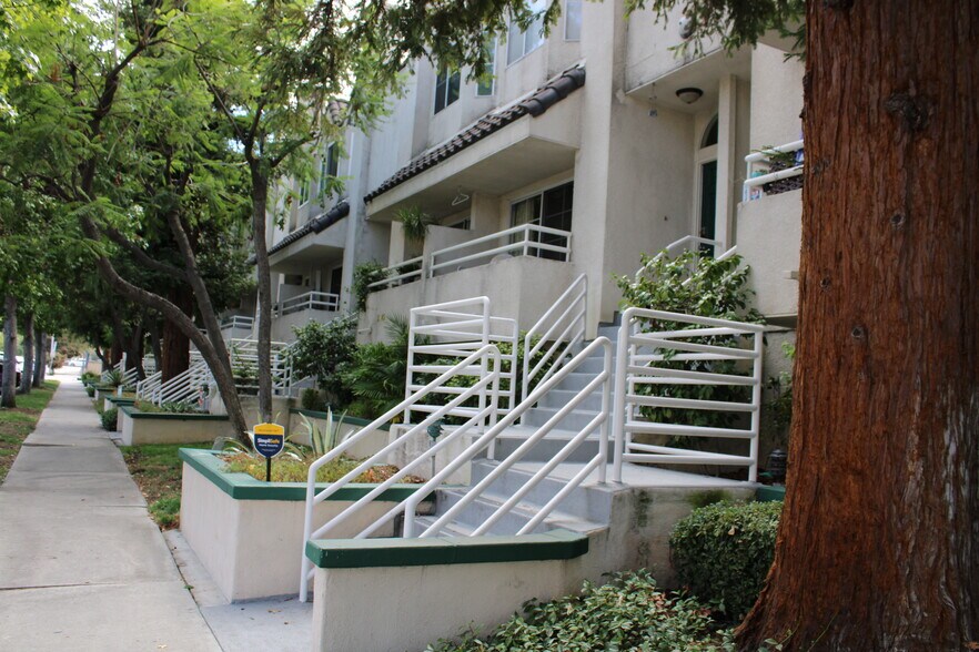 Primary Photo - 5145 Yarmouth Ave