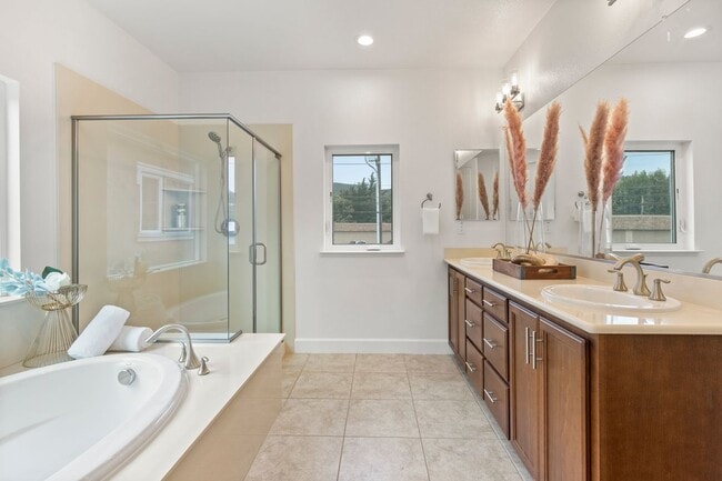 Building Photo - 832 Skycrest Drive