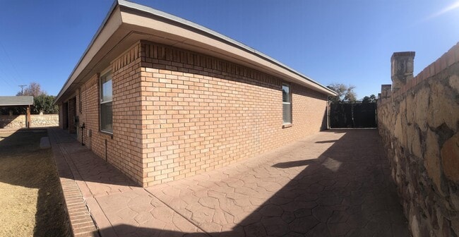 Building Photo - 556 Pinar Del Rio Dr