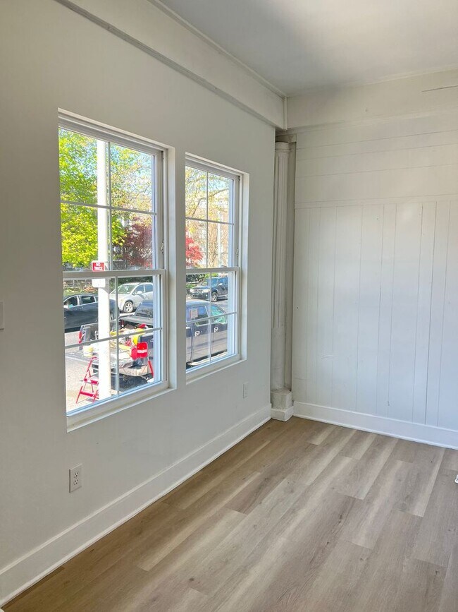 Building Photo - Remodeled 3bd/1.5 House with Rear yard!! S...