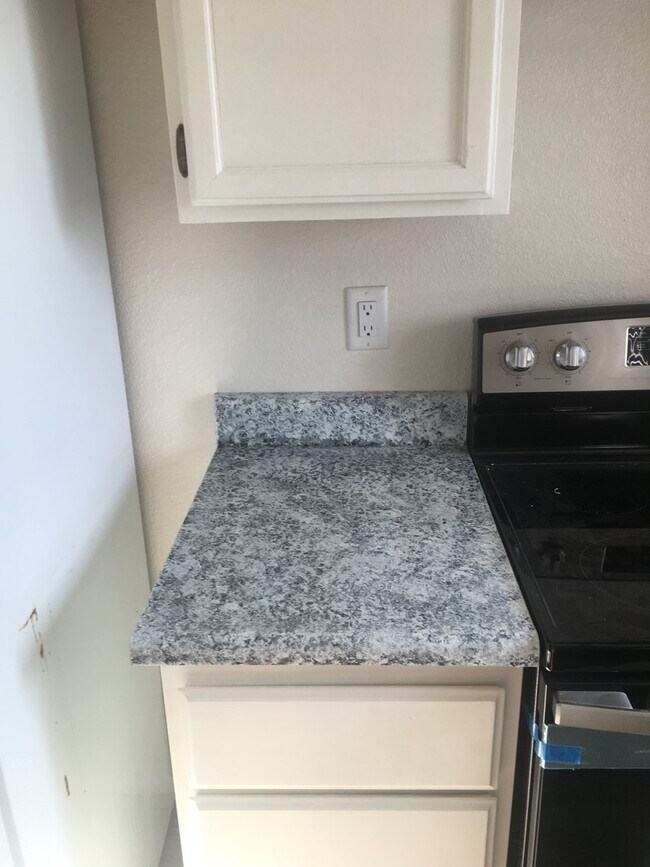 Building Photo - Update unit!!