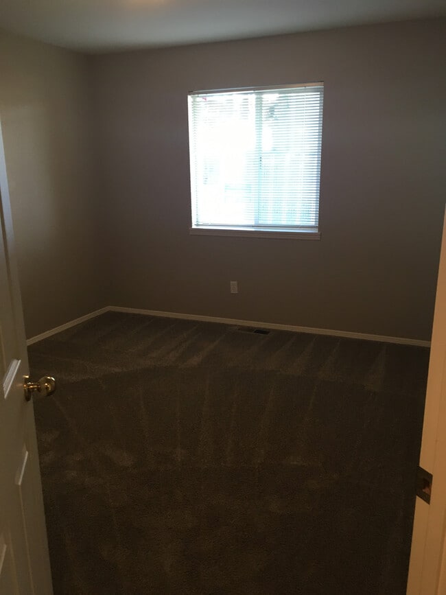 Building Photo - Your Terrace Heights Retreat- Spacious com...