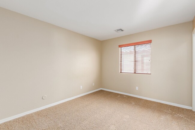 Building Photo - Spacious 4 bedroom home with full bath and...