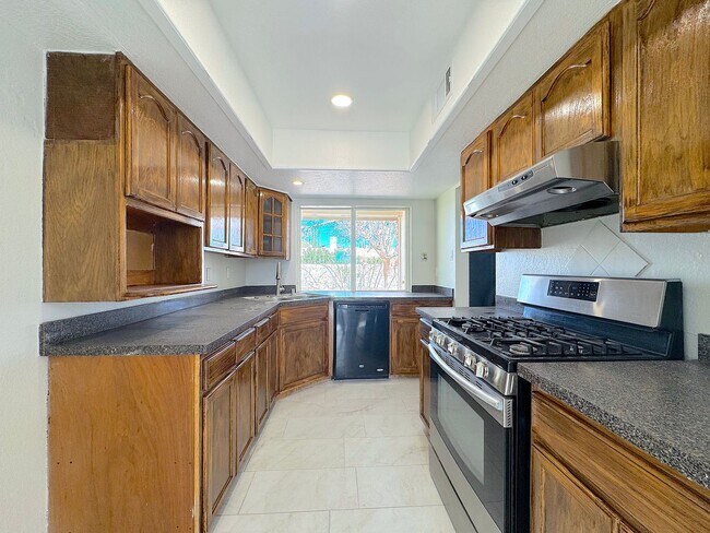 Building Photo - East El Paso 5bed/3Bath Refrig A/C with 2 Master Suites!