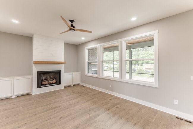 Building Photo - 592 River Watch Way