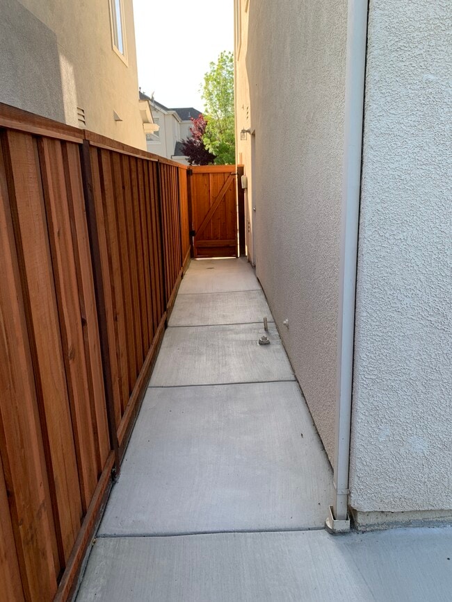 Building Photo - 2201 S Donovan Way