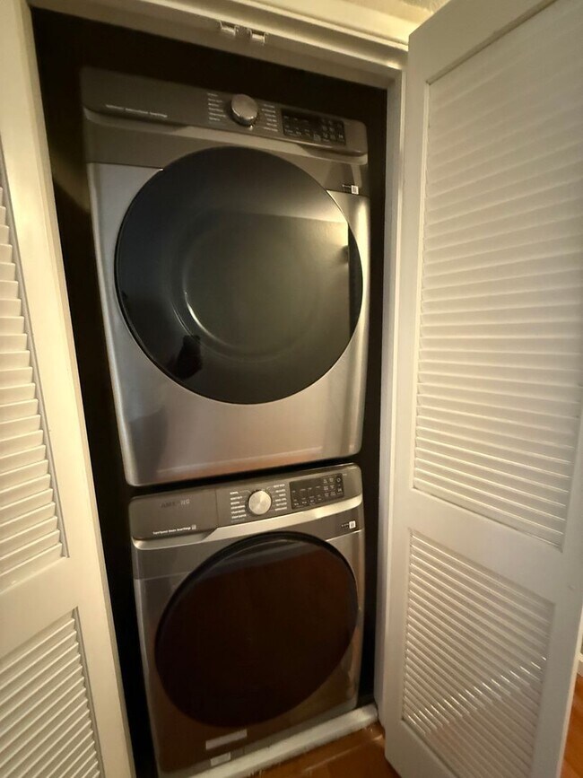 Building Photo - 2 bed 1 bath condo available in Natomas area