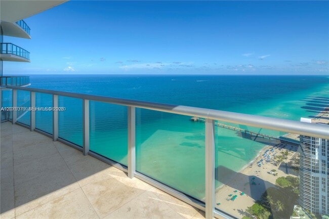 Building Photo - 17001 Collins Ave