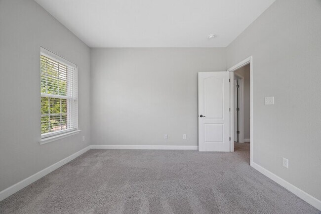 Building Photo - 623 Freeman Dr