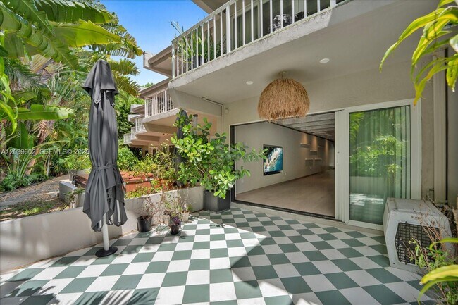Building Photo - 6011 N Bayshore Dr