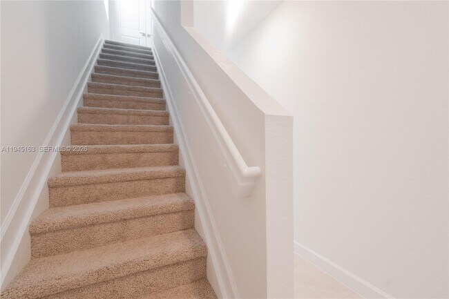 Building Photo - 1166 SW 6th Ave