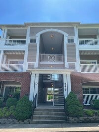 Building Photo - Move In Ready! Great 2 Bedroom 1 Bath Condo