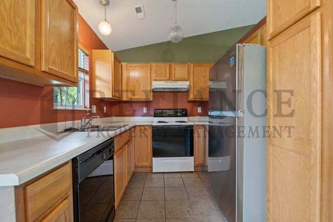 Building Photo - 5915 E Pembrook Cir