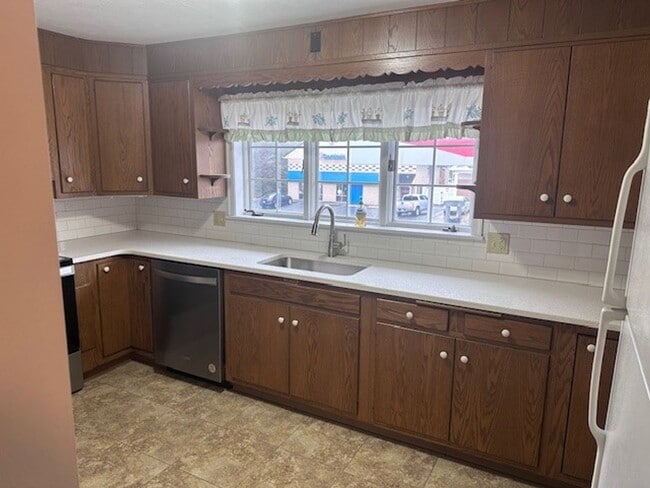 Building Photo - Spacious 2nd floor 3 Bedroom Apartment