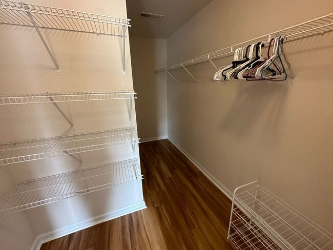 Building Photo - 3-bedroom, 3.5-bathroom nestled in Wyndhurst VA.