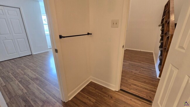 Building Photo - 313 Westcliff Center St